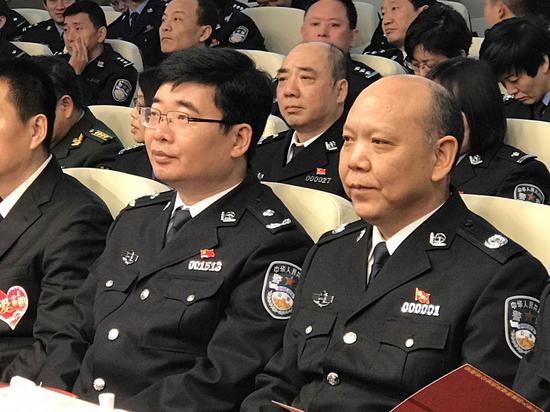 图为:公安部刑侦局副巡视员陈士渠(左),安徽省副省长,省公安厅厅长