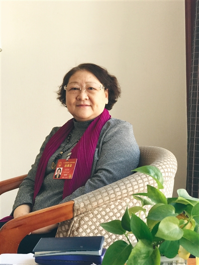 孙晓梅,第十一届、十二届全国人大代表,中华女子学院教授。长期从事妇女儿童问题研究,自上世纪90年代初,就致力于推动反家庭暴力立法。新京报记者 贾世煜 摄