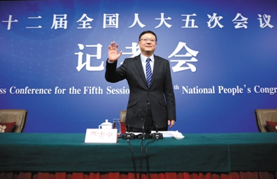 昨日,北京梅地亚中心,十二届全国人大五次会议记者会,环保部部长陈吉宁向记者挥手致意。新京报记者 薛珺 摄