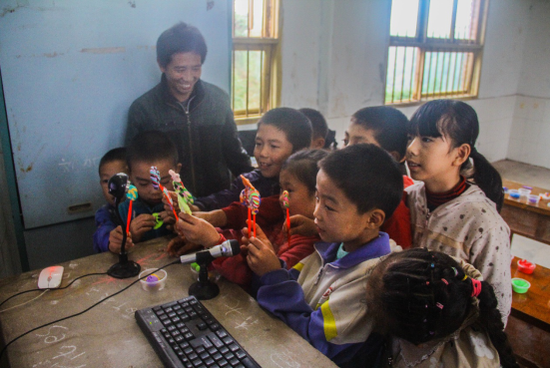 偏远乡村小学学生参与网络手工课堂