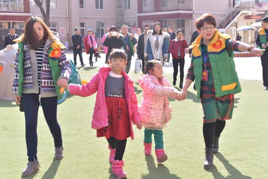 爱心妈妈赵丽萍到宣化区幼儿园传递正能量