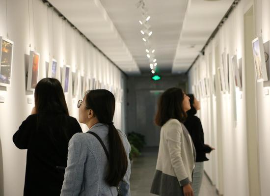 现场观众认真地观看“影像重现丝路之美” 佳能公益摄影展作品