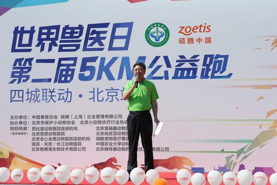 中国兽医协会秘书长辛盛鹏主持开幕式