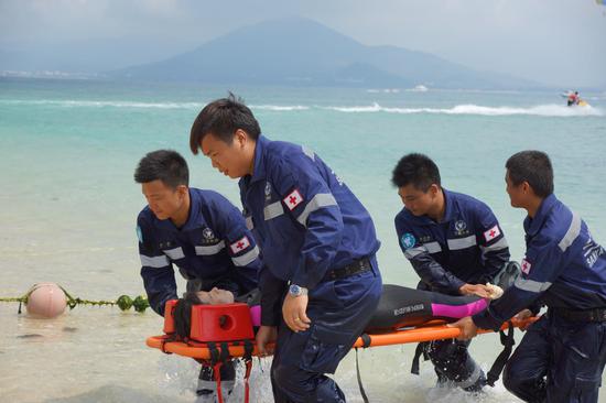 三亚市红十字水上救援队进行海上救护伤员演练