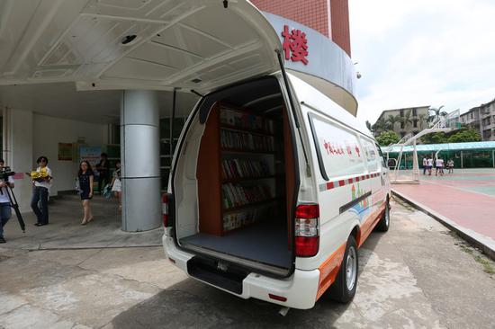 金龙客车为政和县教育局捐赠一辆图书车