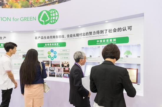 佳能亮相第十五届中国国际环保展览会(图6) 参观者驻足观看佳能在全球范围内取得环保成果