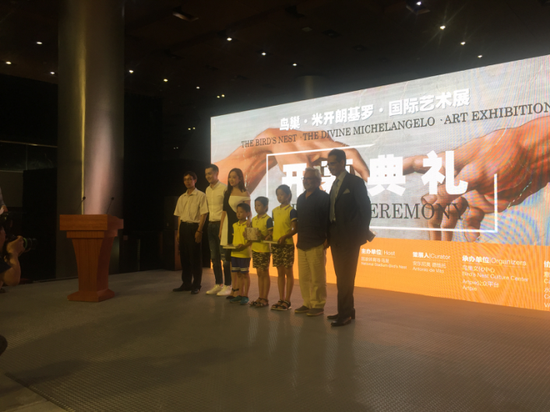 鸟巢米开朗基罗艺术展开幕启动儿童公益项目