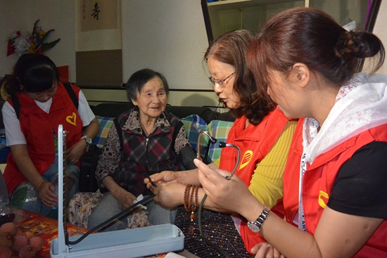 　今年6月28日，92岁的志愿者殷桂兰享受了舟山市志愿者协会设立的“时间银行·爱心兑现”项目的福利。