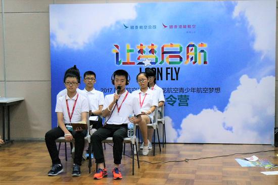 “航空梦之夜”汇报演出中,来自桂林和西安学员通过情景剧表演展望了他们对于提升未来飞行体验的设想