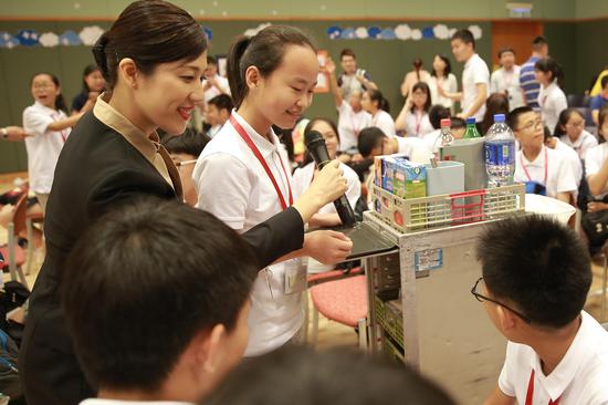 夏令营学员在国泰港龙大厦接受航空服务培训