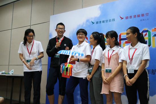 “航空梦之夜”汇报演出中，来自郑州和三亚学员通过画笔展现了他们对于香港的美好记忆与祝愿