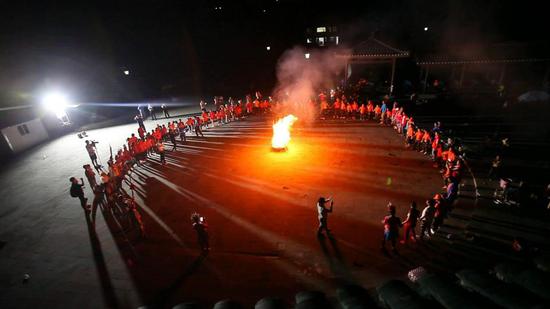  （篝火晚会）