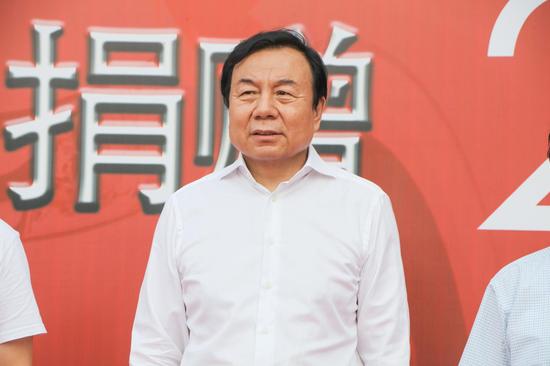 全国政协委员、“思源工程”副理事长兼秘书长李晓林宣读受助医院名单