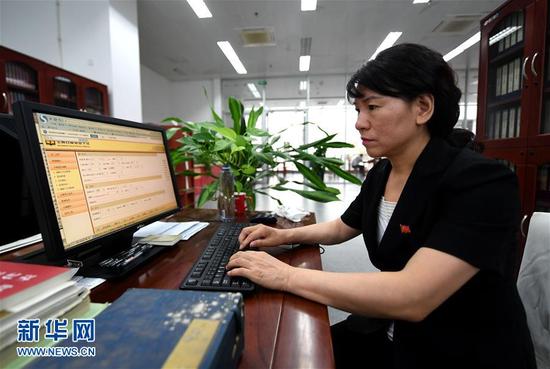 在位于河北石家庄的河北省图书馆,苏文珠将古籍信息录入电脑。