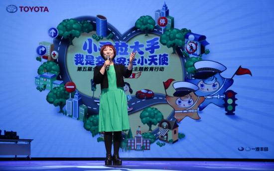 特邀嘉宾小雨姐姐以脱口秀的方式将交通安全融入故事,绘声绘色地娓娓道来