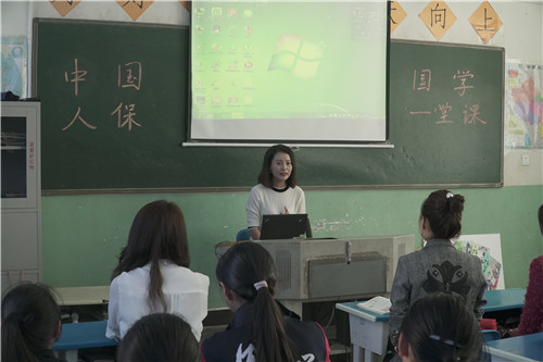 阅读中国大使韩佳在给孩子们上一堂国学课