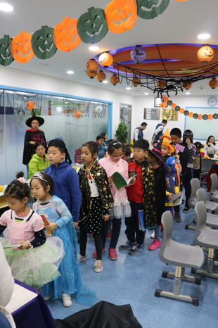 北外青少英语携手新浪扬帆计划举办捐书阅读活