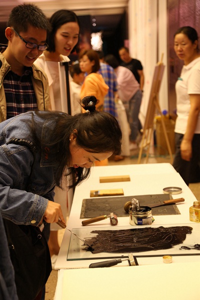 9月9日,西安音乐厅举办粉丝节,一名观众在现场参与制作海报。