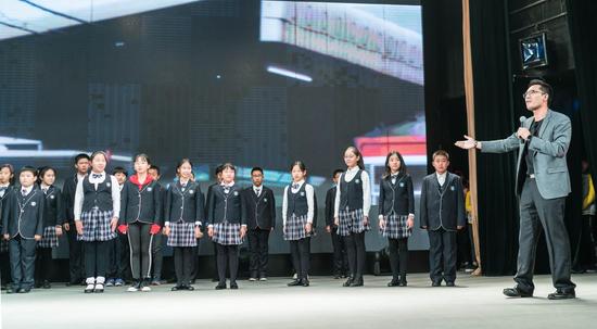 史家小学崔旸带领学生唱“写给史家的歌”