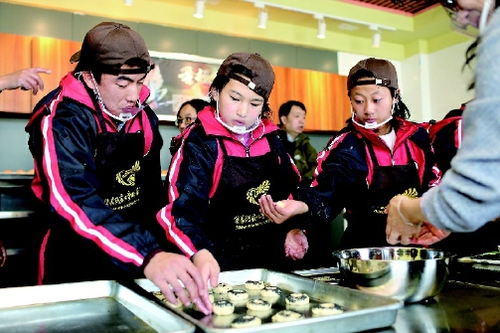 定西市安定区特教学校的烘焙坊,孩子们正在上烘焙课程
