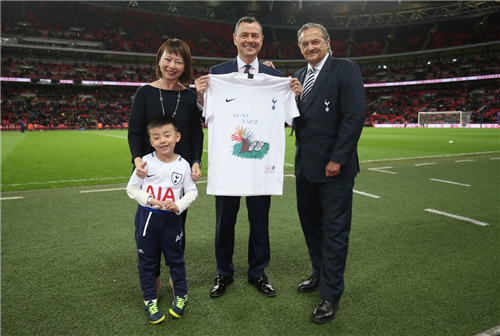 Gary Mabbutt 先生展示了印有中国球童亲手绘制图案的球员训练服