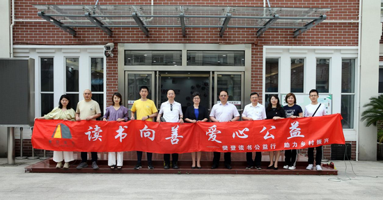 图为2021年5月31日,爱心图书室落地上海杨浦区新大桥中学