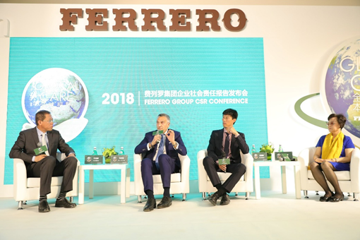 (左起)《WTO经济导刊》杂志社社长兼主编于志宏、费列罗中国区总经理马如城、前中国国门、中国足球名宿区楚良以及中国营养学会前副理事长、现荣誉理事、著名妇幼营养专家苏宜香教授就费列罗企业社会责任举措进行深入交流。