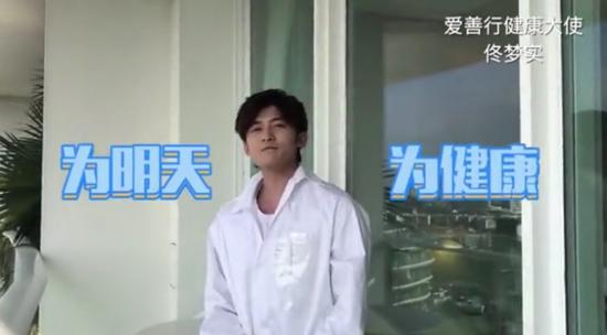 袁姗姗、佟梦实作为此次活动的健康大使,号召大家支持凯德“爱不止步”公益行动