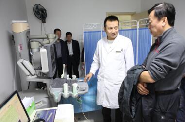 9月20日,调研组在临夏州人民医院查看“思源工程”捐赠的彩超使用情况