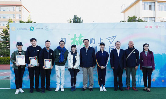 (从左至右)绘本作者沙沙、世屹集团董事长徐志鹏、沃欧咖啡创始人王鹏、孙楠重塑未来专项基金发起人孙楠、知名女歌手戴潆萱、中国肢残人协会主席王建军、知名演员潘之琳、保山市委常委、宣传部部长陈光俊、国内著名公益人孙冕、中国残疾人福利基金会秘书长张雁华