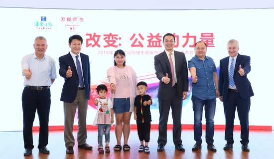 图注:从左至右为,健康时报副总编赵安平,微笑行动大中华区总裁王晓卫,微笑行动受益家庭,强生医疗中国区总裁宋为群,乡村医生赵文峰,强生全球社区影响力副总裁Frank Welvaert。