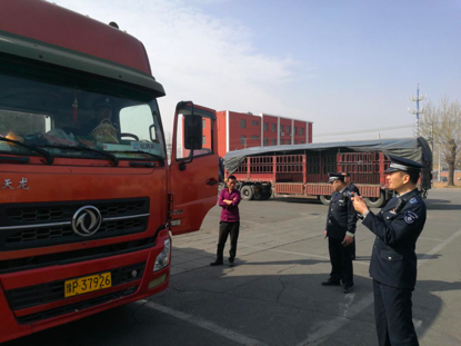 图为房山区生态环境局对北京八达物流有限公司及北京义成达物流有限公司现场检查。(房山区生态环境局供图)
