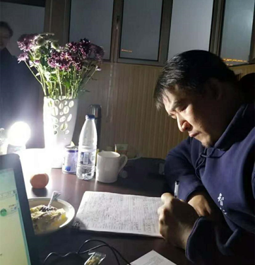 香港智行基金会创始人兼主席,中华儿慈会智行助学专项基金负责人杜聪深夜伏案