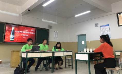 公益体验官王俊(左一)与希望厨师项目组一起参与面试