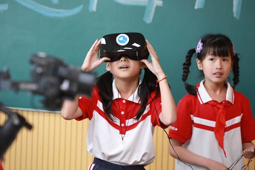 学生们对全景VR课件沉浸式体验充满期待