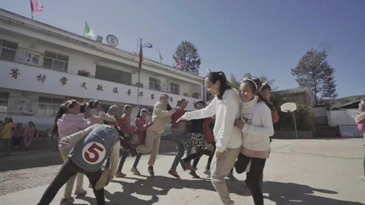 图为小丫姐姐与小女孩玩游戏