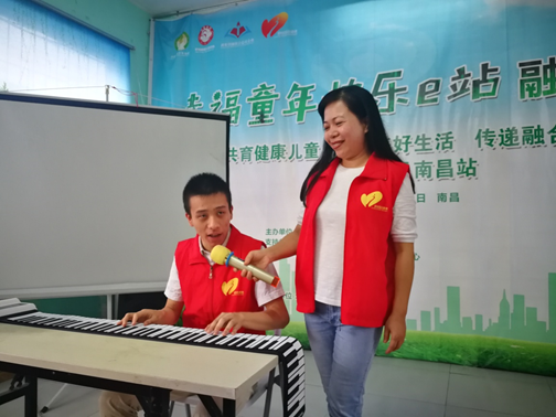舞台上,严安之弹唱手卷钢琴