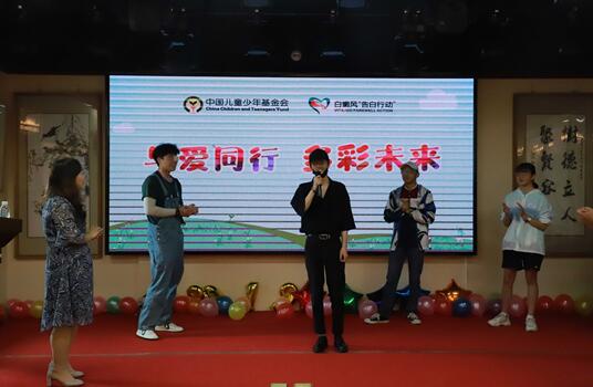 “告白行动”快乐课堂上,孩子们展示才艺