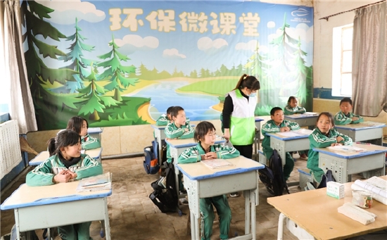 当地志愿者老师带孩子们体验由平台定制的水环保主题微课堂