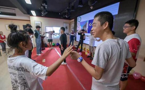 孩子们在心理老师和志愿者的陪伴下做拓展训练