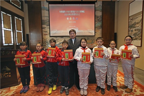 故宫博物院单霁翔院长向梅赛德斯-奔驰星愿基金支持学校的学生代表捐赠图书,助力青少年传统文化教育普及