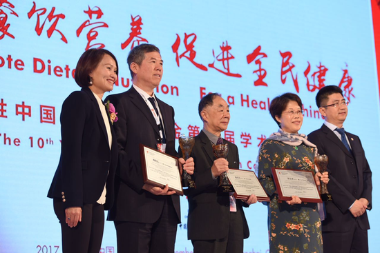 百胜中国和中国红十字基金会代表为中国肯德基餐饮健康基金核心专家颁发特别贡献奖
