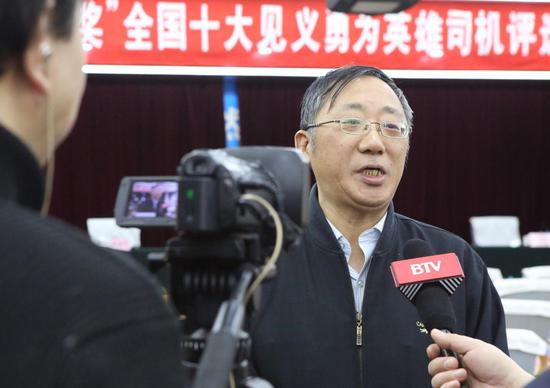 本届评选活动领导小组成员、评委会常务副主任,中华见义勇为基金会秘书长乔建仲向首都媒体介绍本届评选情况