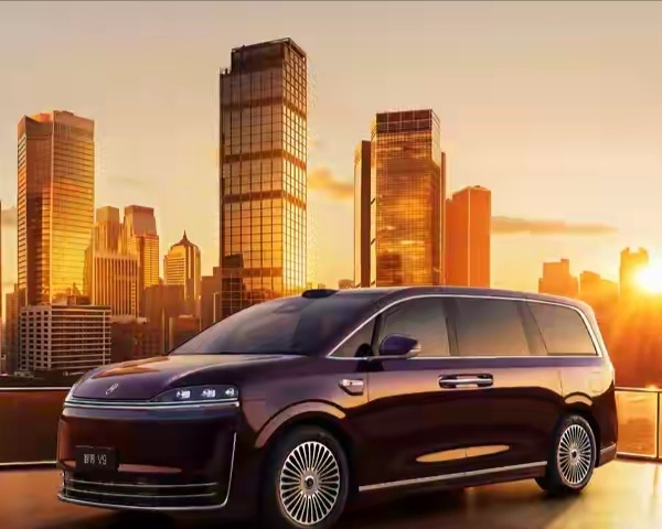 40万—50万元高端新能源MPV，智界V9成家庭商务双优之选