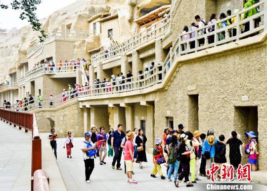 资料图:敦煌莫高窟。 王斌银 摄