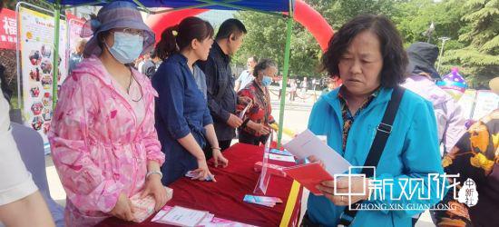图为市民了解未成年人保护法。