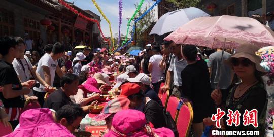 图为游人免费品尝全牛宴。 杜萍 摄