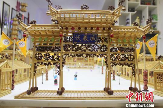 耗时三年多时间,吴天祥用一万多根筷子和竹条,四百多颗核桃终于在近日完成了微型伏羲城的制作,精细的外观让人想不到,这竟是出自于一位“外行人”之手。 徐雪 摄
