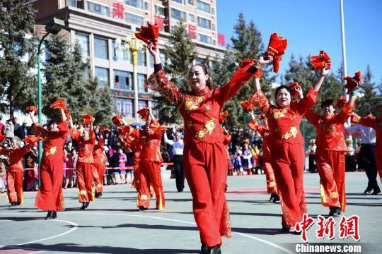 图为老年广场舞表演。 武雪峰 摄