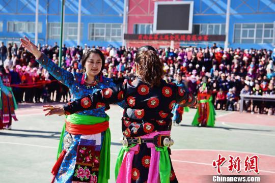 图为裕固族妇女身着民族服饰表演广场舞。 武雪峰 摄